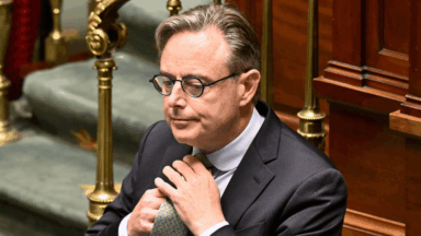 Accord d’été : “casse sociale”, accuse la gauche, “mesures nécessaires”, répond De Wever à la Chambre