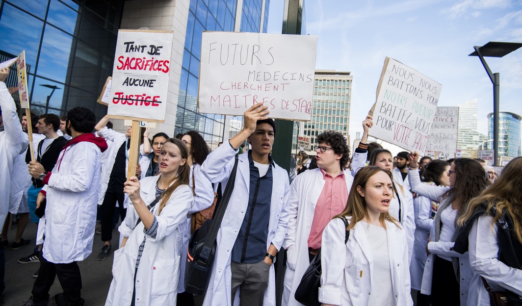 Illustration picture shows a protest of medical students at the cabinet of the Health Minister, Thursday 30 March 2017 in Brussels. The students are claiming lack of funds to handle the 'double cohorte' of two generations of students looking for internships at the same time, due to the shortened educational program. BELGA PHOTO LAURIE DIEFFEMBACQ