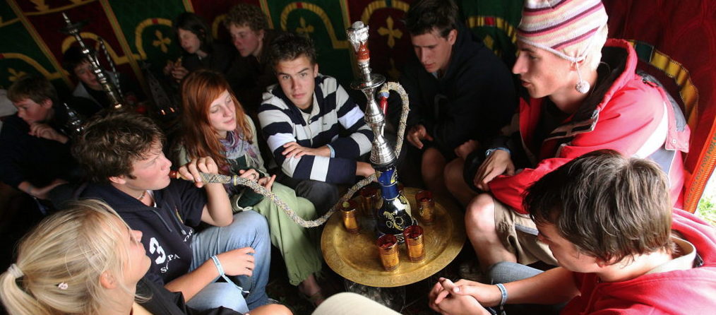 20060804 - DRANOUTER, BELGIUM : Spectators smoke a chicha water pipe during the Folk Music Festival of Dranouter, Friday 04 August 2006. BELGA PHOTO KURT DESPLENTER