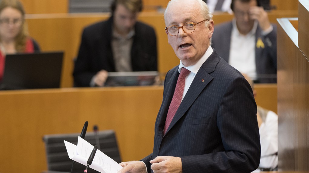 MR's Armand De Decker pictured during a plenary session of the Brussels Parliament in Brussels with the debate on the CETA (EU-Canada Comprehensive Economic and Trade Agreement), Friday 21 October 2016. BELGA PHOTO BENOIT DOPPAGNE
