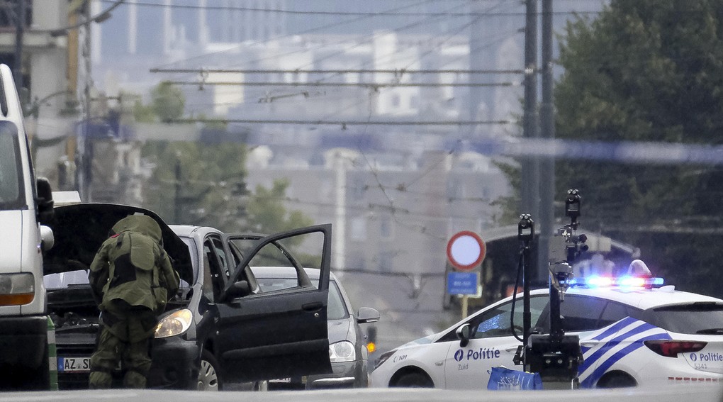 DOVO - SEDEE, the mine clearance service of the defence, member busy with the car of the suspect, with German plate number, after a speed chase between police and a car who did not stop at a red light in Brussels South station area and ended along Chaussee de Ninove - Ninovesteenweg, in Molenbeek, Tuesday 08 August 2017. Mine clearance service was called and a large security perimeter was set because when police arrested the driver, he said he has explosives. BELGA PHOTO NICOLAS MAETERLINCK