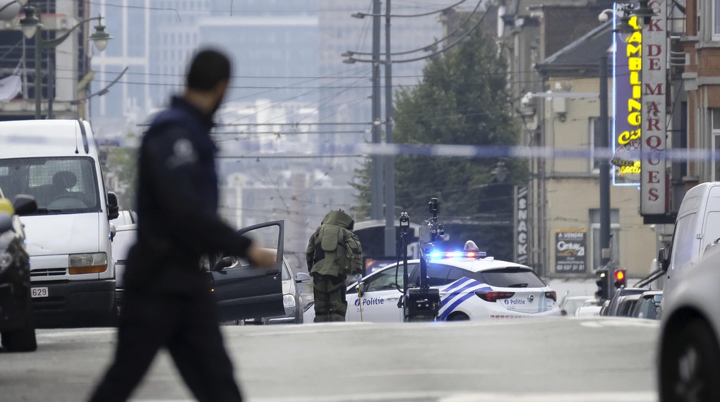 DOVO - SEDEE, the mine clearance service of the defence, member busy with the car of the suspect (with German plate number) inside the security perimeter after a speed chase between police and a car who did not stop at a red light in Brussels South station area and ended along Chaussee de Ninove - Ninovesteenweg, in Molenbeek, Tuesday 08 August 2017. Mine clearance service was called and a large security perimeter was set because when police arrested the driver, he said he has explosives. BELGA PHOTO NICOLAS MAETERLINCK