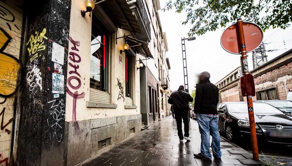 20130514 - BRUSSELS, BELGIUM: Illustration picture shows a man looking up at the women in the window in Rue d'Aerschot / Aarschotstraat in the Red Light District in Schaarbeek / Schaerbeek, Brussels, Tuesday 14 May 2013. BELGA PHOTO SISKA GREMMELPREZ