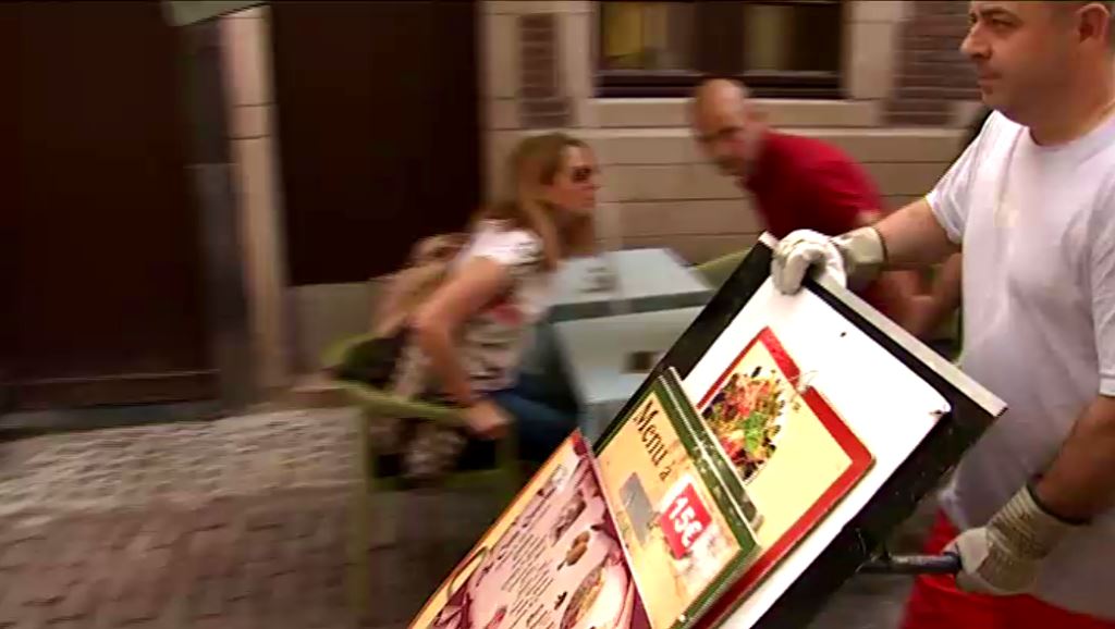 Bruxelles-ville : contre la racolage, les autorités font enlever les porte-menus illégaux de l'Îlot Sacré - BX1