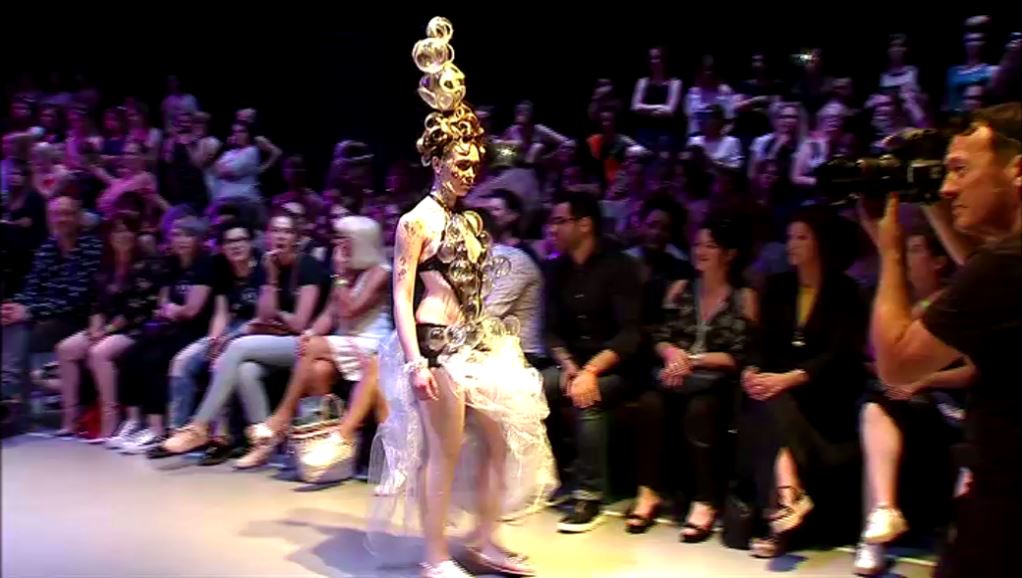 Quand les écoles de coiffure s'affrontent pour un concours, cela donne un véritable défilé