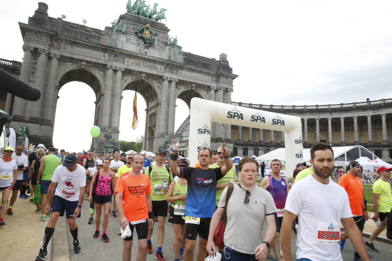 20 km de Bruxelles: des organisations dénoncent l'usage de bouteilles en plastique aux ravitaillements