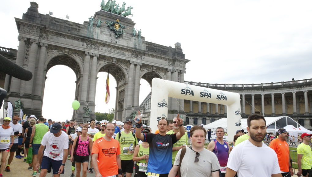 20 km de Bruxelles: des organisations dénoncent l'usage de bouteilles en plastique aux ravitaillements