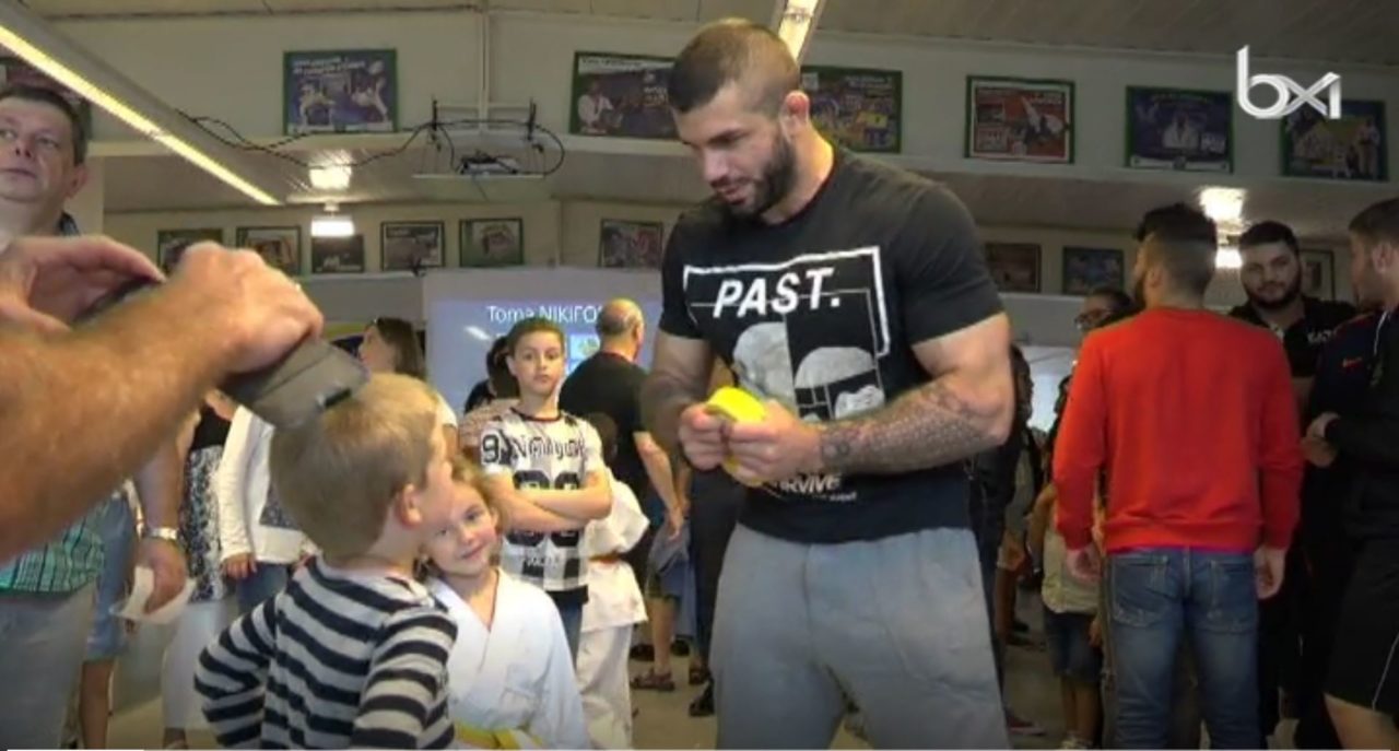 Toma Nikiforov, champion d'Europe de judo, en visite au Crossing de Schaerbeek