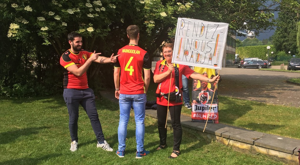 Une vingtaine de personnes devant le siège de l'Union belge pour soutenir Radja Nainggolan - BX1