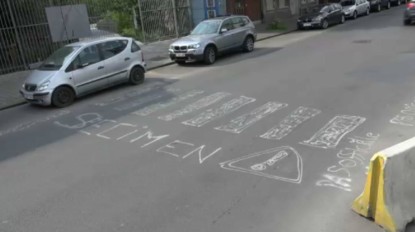 Rue Masui : les habitants dessinent eux-même un passage pour piétons pour plus de sécurité - BX1