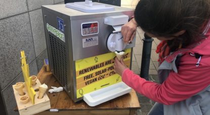 Greenpeace fabrique de la glace avec des panneaux solaires placés au Parlement européen - BX1