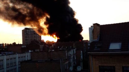 Un entrepôt est ravagé par un incendie à Keokelberg - BX1