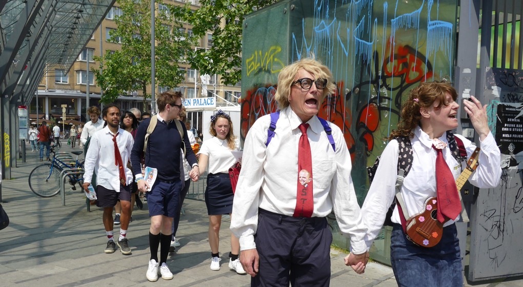 Bruxelles : des écoliers défendent le droit des enfants sans-papiers de se rendre sans peur à l'école - BX1