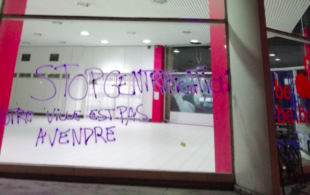 Le Kanal-Centre Pompidou tagué quelques heures après son inauguration BX1