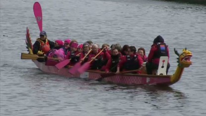 200 femmes traversent Bruxelles à la rame contre le cancer du sein - BX1