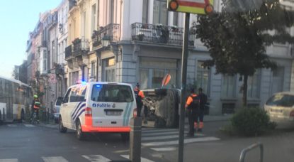 Voiture sur le flanc - Rue de la Victoire Saint-Gilles