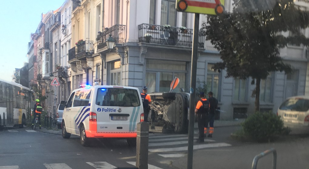 Voiture sur le flanc - Rue de la Victoire Saint-Gilles