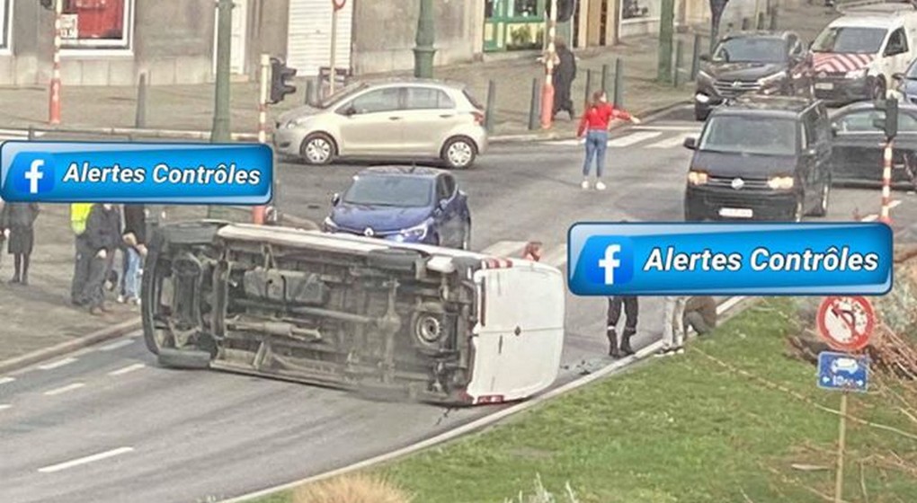 Camionnette sur le flanc - Place de Bastogne Koekelberg - Facebook Alertes Contrôles de Police Infos Bruxelles.jpg