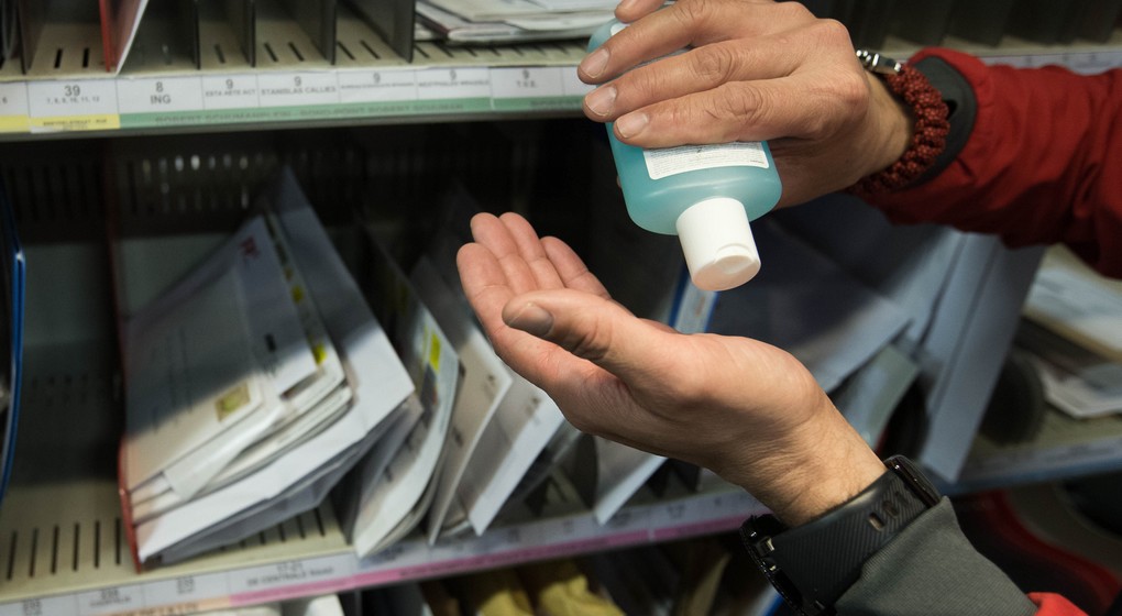 Gel désinfectant hydroalcoolique - Illustration Belga Nicolas Maeterlinck