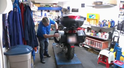 Motard Moto au Garage - Capture BX1