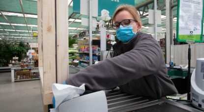 Caissière Magasin de bricolage Pépinière - Belga Nicolas Maeterlinck