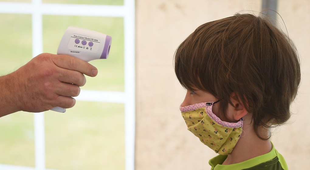 Contrôle température Enfant école Covid-19 - Belga David Stockman