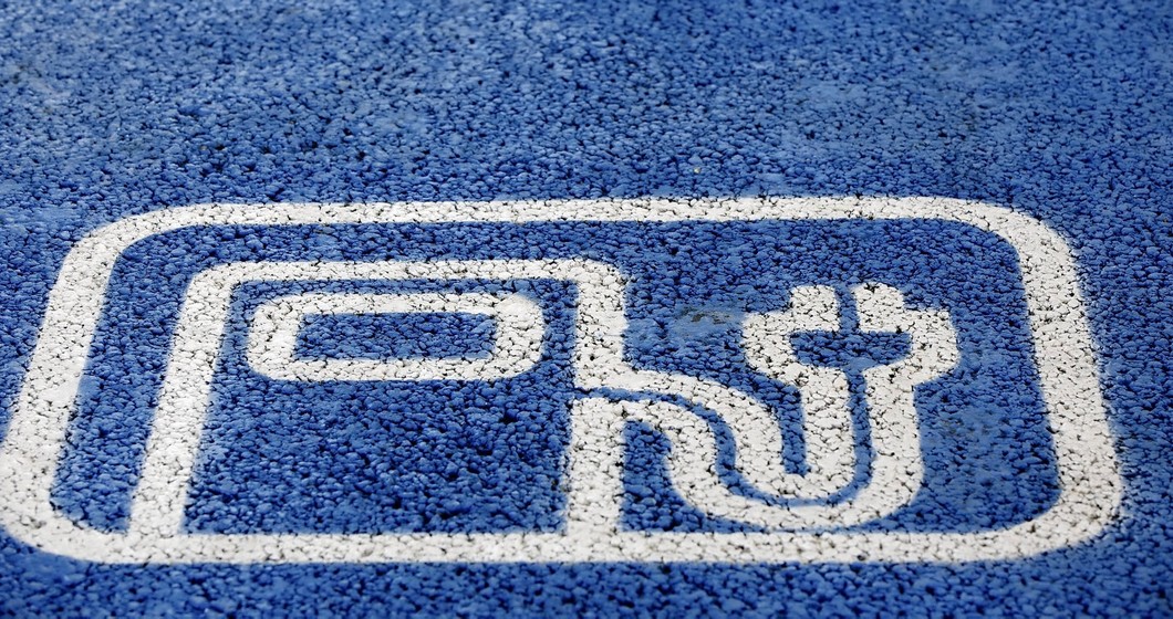 Logo Borne recharge Voitures électriques - Belga Nicolas Maeterlinck