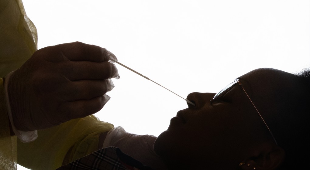 Test Coronavirus Covid-19 Écouvillon - Belga Benoit Doppagne