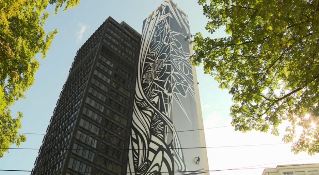 Ground UP Oeuvre d'art IT Tower - BX1