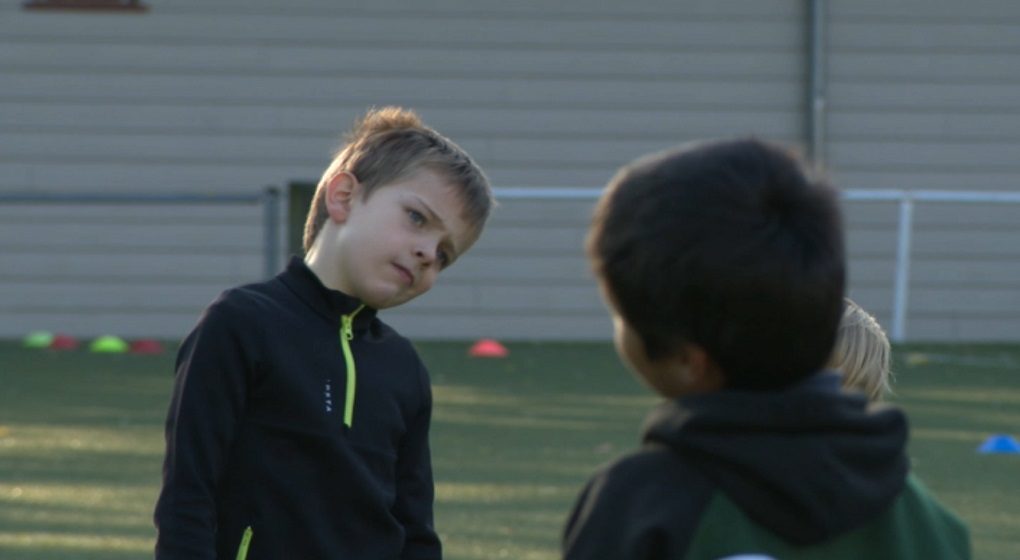 Des enfants du Kituro s'échauffent avant leur entraînement de rugby ce samedi.