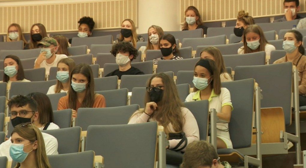 Étudiants université masqués Coronavirus - Capture BX1