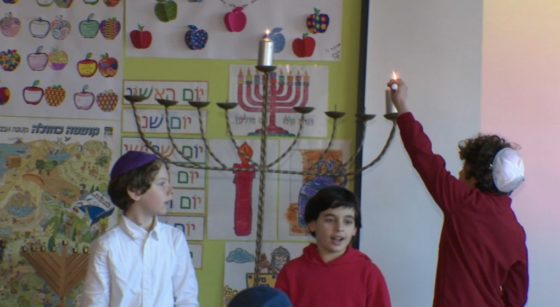 Hanouka 2020 - Enfants allument chandelier - Capture BX1