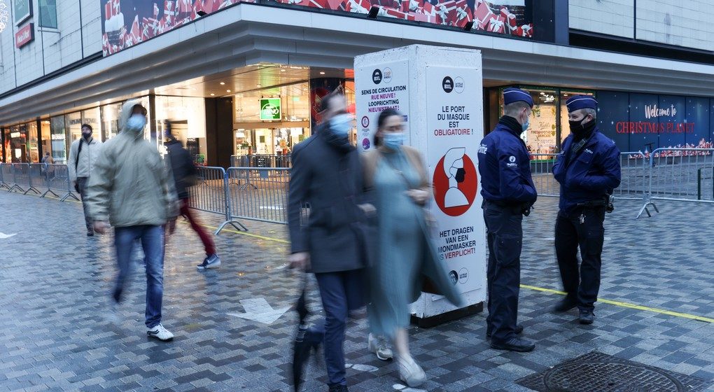 Passants Rue Neuve Masque Commerces Police - Belga Virginie Lefour