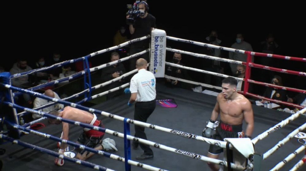 Nabil Messaoudi, le boxeur bruxellois, met K.O son adversaire.