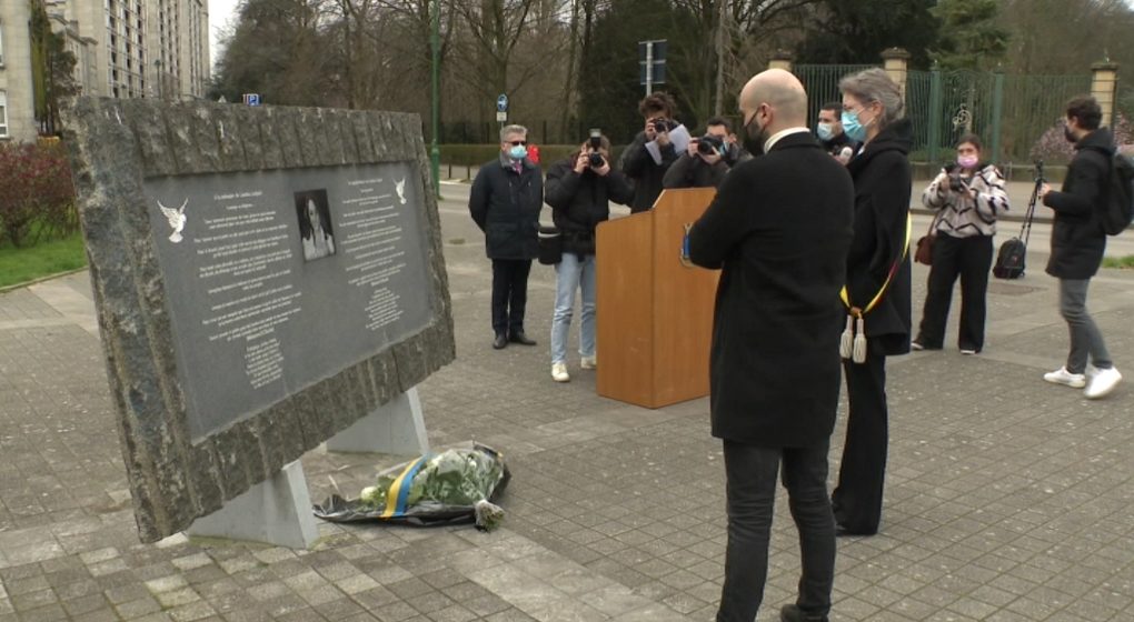 Stèle Loubna Lafquiri Hommage Attentats Molenbeek - Capture BX1
