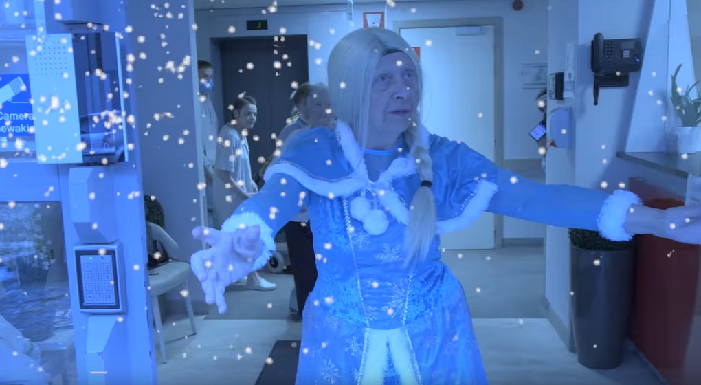 Thérésa La Reine des Neiges - Maison de repos Acacias Molenbeek - Capture YouTube