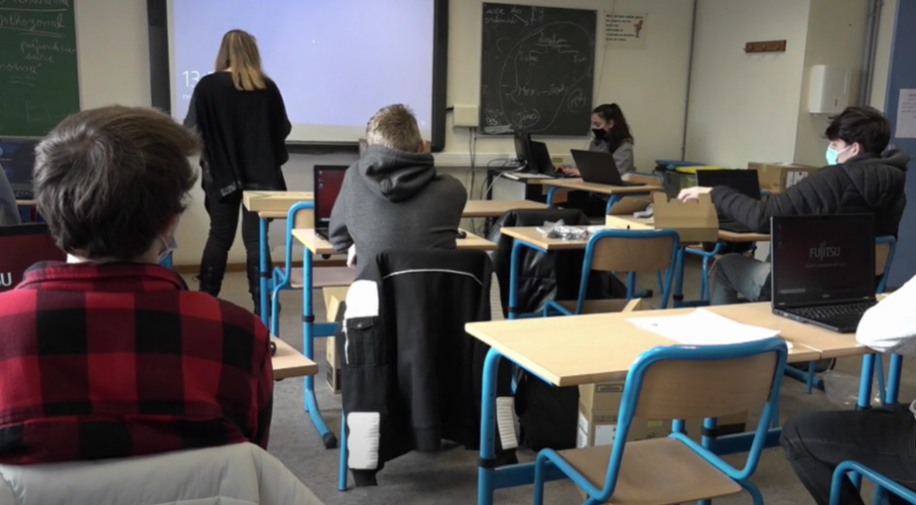 classe école ordinateur - Covid-19 Masque - Capture BX1