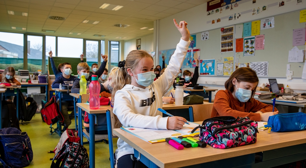 Enfants Masques Classe Primaire Belga Kurt Desplenter