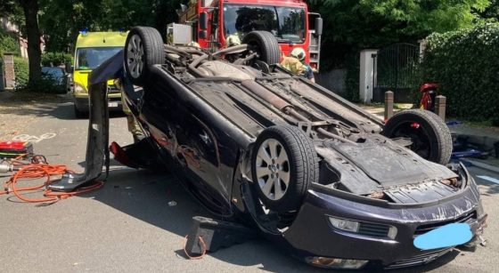 Voiture retournée Uccle Avenue de Fré 22072021 - Pompiers de Bruxelles