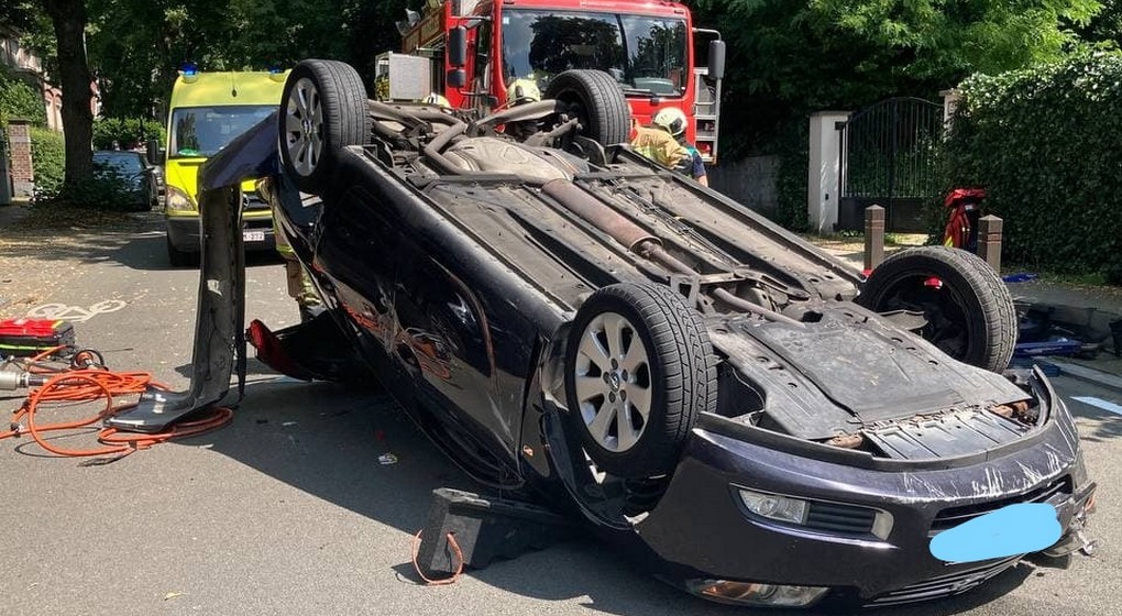 Voiture retournée Uccle Avenue de Fré 22072021 - Pompiers de Bruxelles