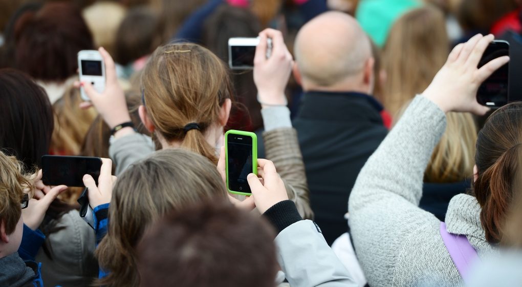Téléphones GSM Foule - Illustration Belga Yorick Jansens