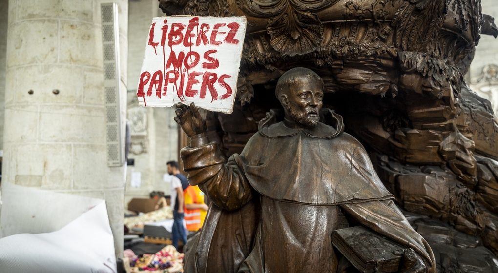 Sans-Papiers Grève de la faim Panneau Église du Béguinage - Belga Hatim Kaghat.jpg