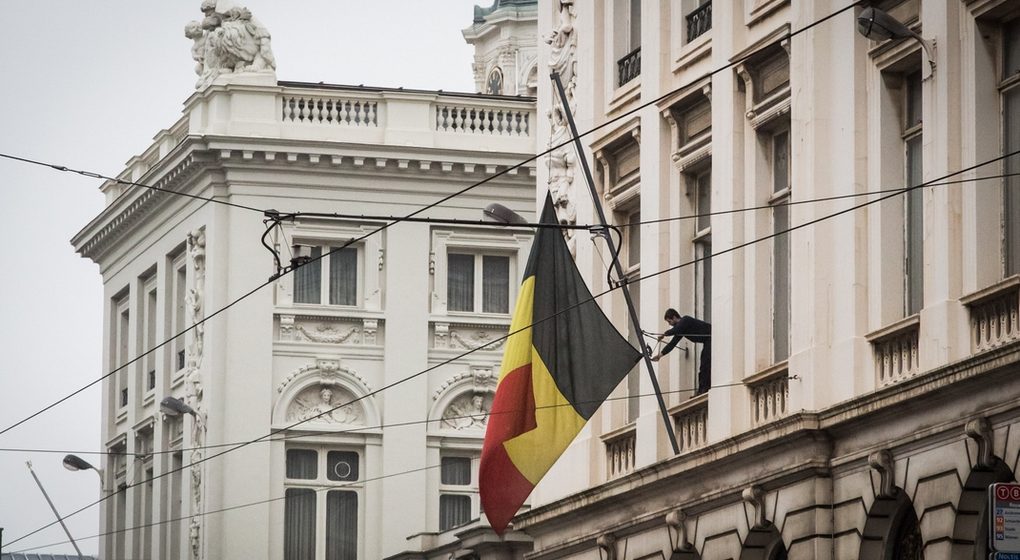 Drapeau belge Belgique en berne - Belga AUrore Belot.jpg