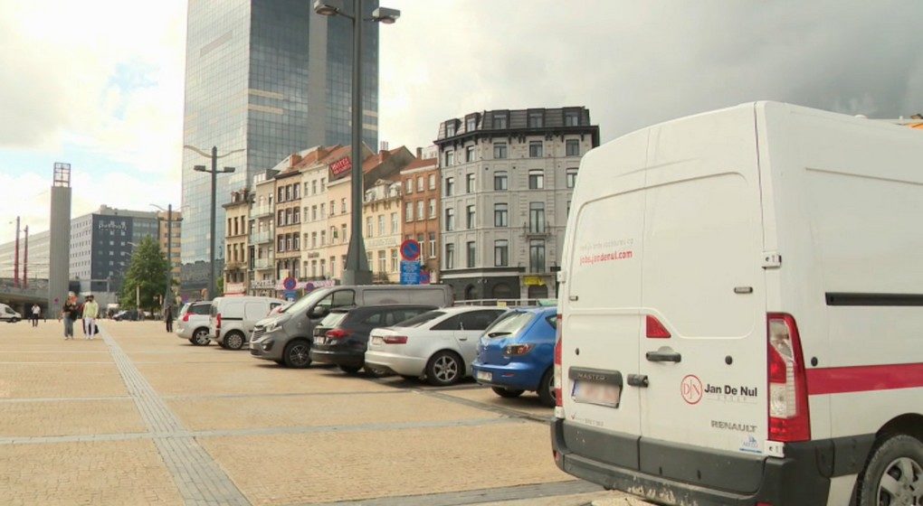 Véhicules mal garés Esplanade Gare du Midi Bruxelles-Midi Avenue Fonsny - Capture BX1