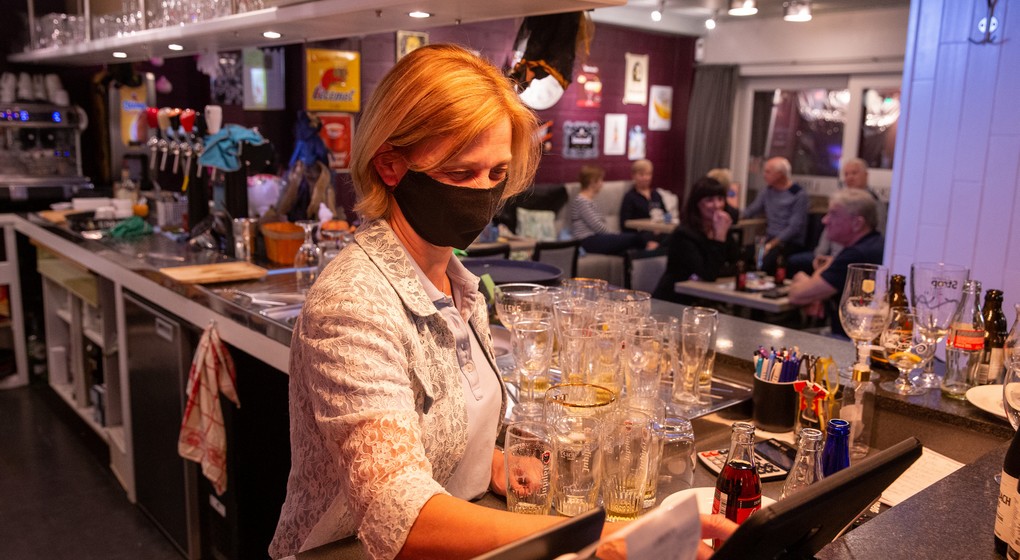 Café Masque Covid-19 Coronavirus Horeca Bar - Belga Nicolas Maeterlinck