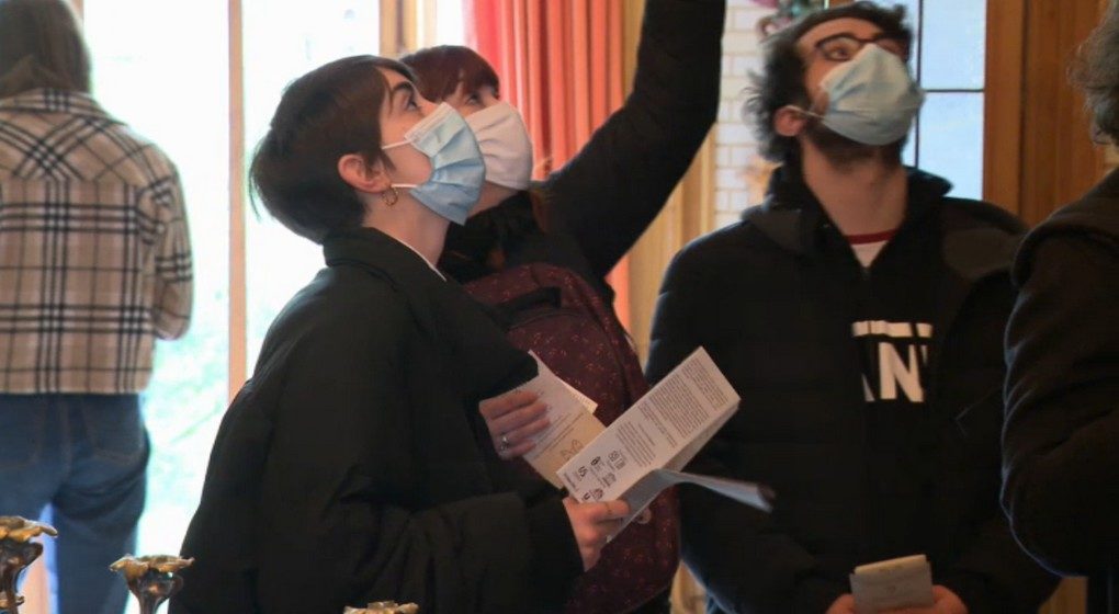 Touristes Musée Horta Masques - Capture BX1