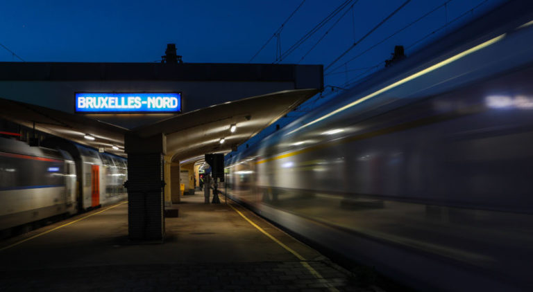 Une personne perd la vie, percutée par un train à Bruxelles: elle aurait fait du “train-surfing”