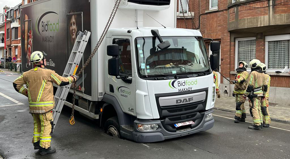 Un camion coincé dans un trou dans la chaussée à Anderlecht - Photo : SIAMU
