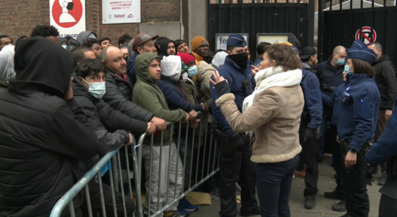 Les demandeurs d'asile attendent devant le Petit Château - Photo : Capture BX1