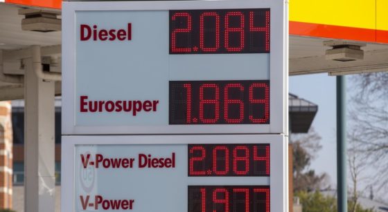 Diesel Station Essence Prix Pompe 2 euros - Belga Nicolas Maeterlinck